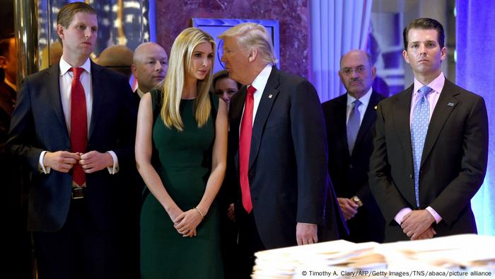Donald Trump e seus filhos Eric (esq.), Ivanka e Donald Trump Jr. Família responderá por fraude em suas empresas
