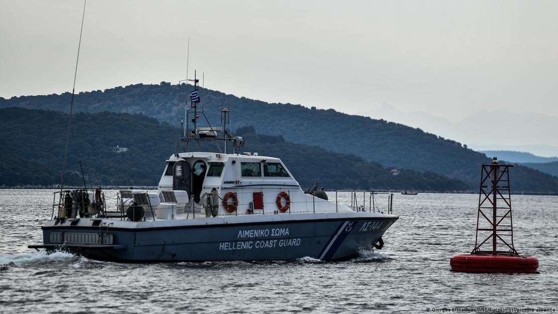 Sığınmacıları açık denize itmekle itham edilen Yunan sahil güvenliğine ait bir tekne