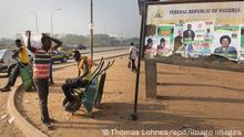 26.01.2019
Junge Maenner warten mit ihren Schubkarren am Eingang zum Vorort Kuchigoro von Abuja (Nigeria) auf Kundschaft, 26.01.19. Die Arbeitslosigkeit soll bei 60 Prozent unter jungen Maenner liegen. Bei den Wahlen in Nigeria am kommenden Samstag (16.02.19) treten zwei Senioren an, um das westafrikanische Land in die Zukunft zu führen. Nigerias Präsident Muhammadu Buhari (76) und Oppositionsführer Atiku Abubakar (72) liefern sich dabei ein Kopf-an-Kopf-Rennen. (Siehe epd-Bericht vom 12.02.19) Vor Wahlen in Nigeria *** Young men waiting for customers with their wheelbarrows at the entrance to the Kuchigoro suburb of Abuja Nigeria 26 01 19 Unemployment is expected to be 60 per cent lower among young men In the elections in Nigeria next Saturday 16 02 19 two senior citizens will compete to lead the West African country into the future Nigerias Presid Copyright: epd-bild/ThomasxLohnes 