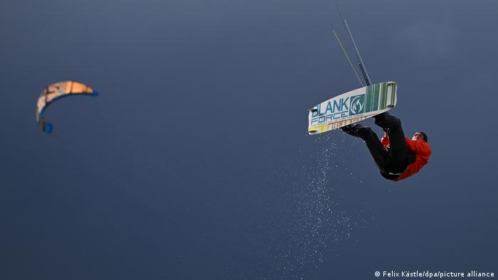 Snažan vjetar iznad Bodenskog jezera naprosto je katapulturao ove surfere sa padobranima. Oluja „Ilenija“ pogodila je prije svega sjever Njemačke, a to je vrhunski izazov za ljubitelje ekstremnih sportova.