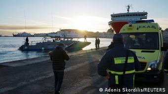 Επιβάτες εγκαταλείπουν το φλεγόμενο πλοίο 