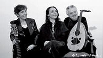 Viola Raheb und Marwan Abado werden auf ihrer CD auch von Gitarristin Miki Liebermann (li.) begleitet (Foto: AphorismA-Verlag)