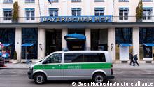 Ein Polizeiauto fährt vor dem Hotel Bayerischer Hof entlang. Die Münchner Sicherheitskonferenz findet vom 18.-20.02.2022 in dem Hotel statt.