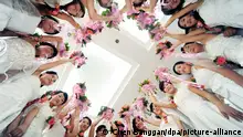 18 Chinese brides celebrate during a collective wedding ceremony in Huaibei city, east Chinas Anhui province, Wednesday, 9 September 2009. Tens of thousands of people across China are getting married Wednesday, believing that the date of 9 September 2009 will guarantee a long and happy union. The date Nine, Nine sounds like the saying Jiu, Jiu in Chinese, which can be translated as long lasting. The fact it is also 2009 has made the day even luckier for many Chinese, the state-run China Daily says. +++(c) dpa - Report+++