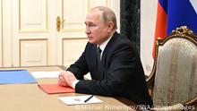  Russia Putin Security Council 8119301 18.02.2022 Russian President Vladimir Putin chairs a meeting with members of the Security Council via teleconference call at the Novo-Ogaryovo state residence outside Moscow, Russia. Mikhail Klimentyev / Sputnik Novo-Ogaryovo Moscow region Russia PUBLICATIONxINxGERxSUIxAUTxONLY Copyright: xMikhailxKlimentyevx