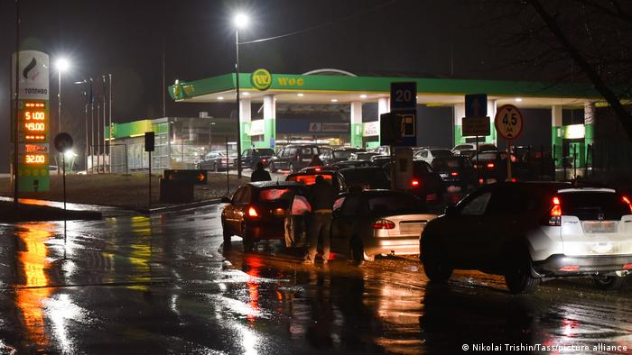 Ukraine Donezk | Evakuierung, Autos an Tankstelle