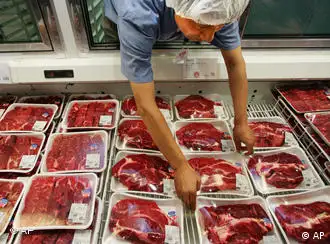 An employee of a store of Costco Japan, the Japanese unit of the American retailer, arranges packs of beef imported from the United States in Makuhari, east of Tokyo, Wednesday, Aug. 9, 2006. U.S. beef went on sale in Japan on Wednesday for the first time since the lifting of a ban imposed in January over mad cow disease. Inspectors on Tuesday opened the way for sales of U.S. beef to resume in the lucrative Japanese market by clearing a 5.1-ton shipment of beef imported from the U.S. (AP Photo/Itsuo Inouye)