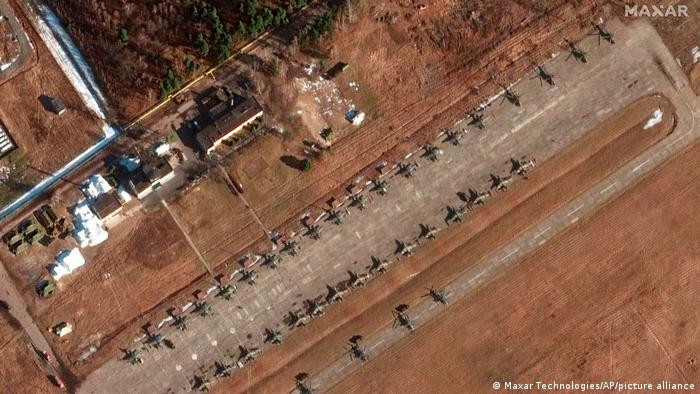 Russland | Satellitenaufnahme Flugzeuge und Hubschrauber in der Nähe der Ukrainischen Grenze