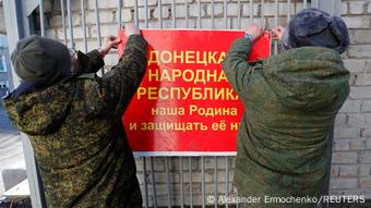 Банер на воротах школи, де відкрився військовий мобілізаційний пункт у непідконтрольній частині Донецької області Банер на воротах школи, де відкрився військовий мобілізаційний пункт у непідконтрольній частині Донецької області