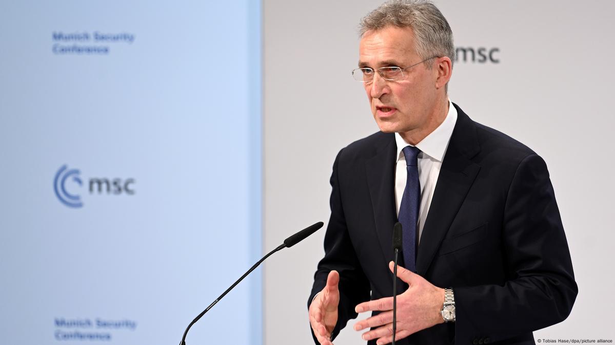 NATO urges Russia to 'step back from the brink' – DW – 02/19/2022