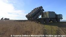  SEVASTOPOL, RUSSIA FEBRUARY 18, 2022: Russian Black Sea Fleet s Bal coastal defence missile system takes part in a drill to defend Crimea and Caucasian coast. Units trained to perform tasks in the event of a threat of missile strikes by simulated enemy ships from the Black Sea. Over 500 servicemen and around 50 military hardware took part in the drill. Video screen grab/Russian Defence Ministry/TASS A STILL IMAGE TAKEN FROM A VIDEO PROVIDED BY A THIRD PARTY ON 18 FEBRUARY 2022. EDITORIAL USE ONLY PUBLICATIONxINxGERxAUTxONLY TS12434E