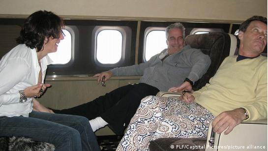 Trump photo pulled from first Epstein files release – DW – 12/21/2025