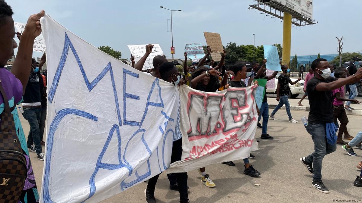 Pais de alunos dão aula e furam greve de professores em escola de SP