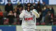 El delantero francés del Colonia, Anthony Modeste festeja una gol contra el Eintracht Frankfurt