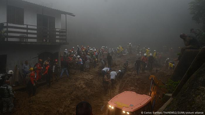 Equipes de resgate seguem em busca de mais de uma centena de desparecidos em Petrópolis