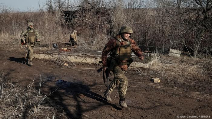 Militares ucranianos patrulham região próximo a Donetsk