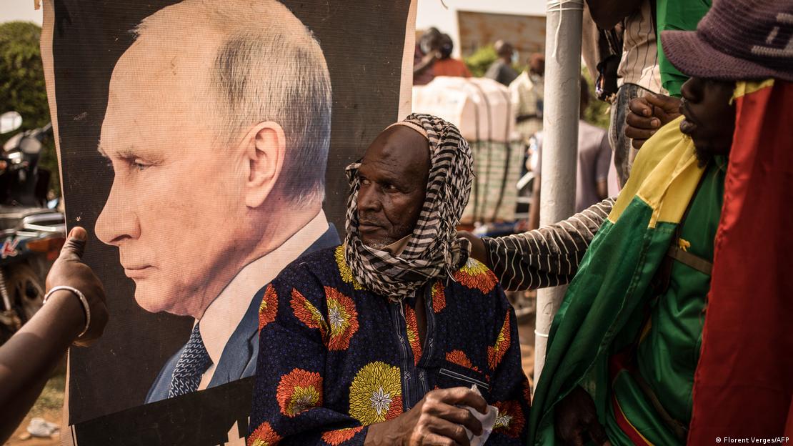 Расте влијанието на Русија во Африка: Портрет на Путин во Мали, неколку дена пред почетокот на инвазијата врз  Украина