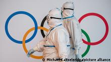 Olympia Peking 2022 | Coronamaßnahmen Helfer in Schutzmontur