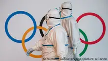 Olympia Peking 2022 | Coronamaßnahmen Helfer in Schutzmontur