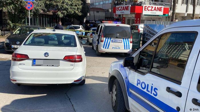 Gazeteci Güngör Arslan'in vuruldugu yerde incelemelerde bulunan Kocaeli Il Emniyet Müdürlügü'ne bagli ekipler