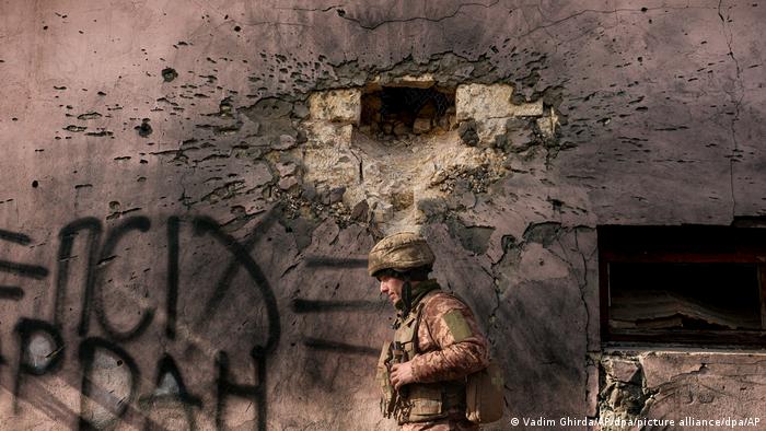 Buraco feito por bombardeio em prédio de Lugansk