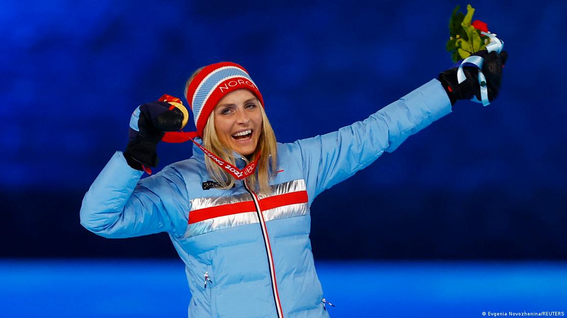 Sportistkinja Therese Johaug u plavoj skijaškoj jakni i sa širokim pobjedničkim osmijehom