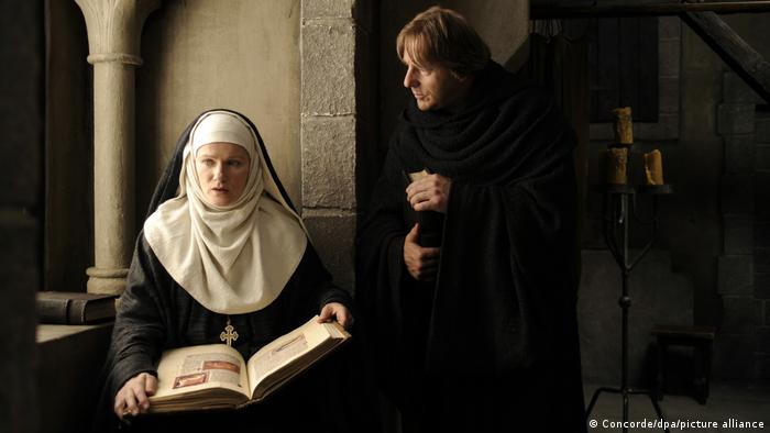 Szene mit einer Nonne und einem Priester von Aus dem Leben der Hildegard von Bingen.