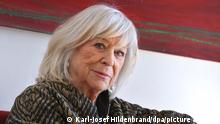 Margarethe von Trotta, Schauspielerin, Regisseurin und Drehbuchautorin, sitzt während eines Fototermins vor der Kamera. Margarethe von Trotta wird am 21. Februar 2022 80 Jahre alt. +++ dpa-Bildfunk +++