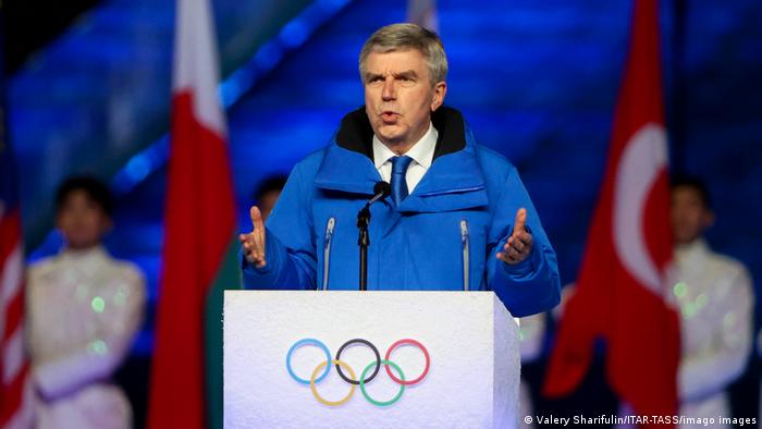 IOC-Präsident Thomas Bach hält bei der Schlussfeier der Olympischen Winterspiele in Peking eine Rede