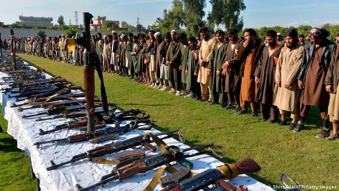 أكثر من 225 فردا من مقاتلي داعش خراسان سلموا أسلحتهم إلى الحكومة الأفغانية في جلال أباد في 17 نوفمبر/ تشرين الثاني 2019. 