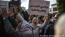 20.02.2022 Eine Demonstrierende ruft Slogans, während Menschen gegen Preiserhöhungen protestieren und den Jahrestag der Proteste des Arabischen Frühlings im Jahr 2011 feiern, und hält ein Plakat mit der Aufschrift «Genug der Vernachlässigung, der Armut und der Demütigung.» +++ dpa-Bildfunk +++