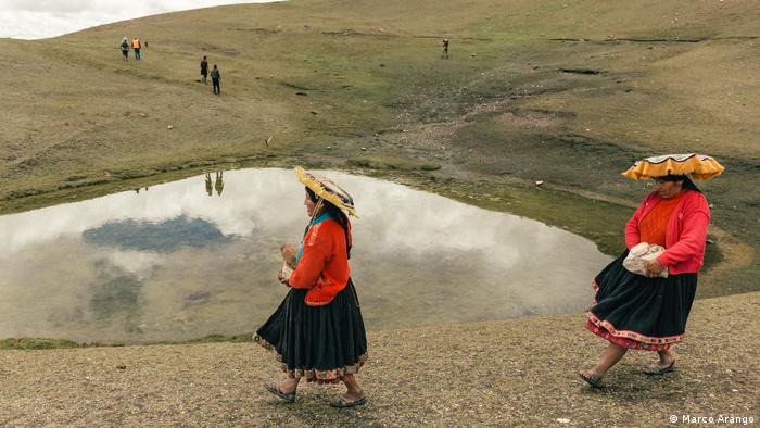 Peru Frau grabt um Regenwasser zu sammeln in Cusco