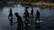 Haitianos cruzan el río Masacre hacia la República Dominicana en el cruce fronterizo de Dajabón, para comerciar productos. (Archivo 19.11.2021) Haitianos cruzan el río Masacre hacia la República Dominicana en el cruce fronterizo de Dajabón, para comerciar productos. (Archivo 19.11.2021)