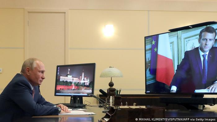 Putin spricht mit Macron (auf dem Bildschirm)