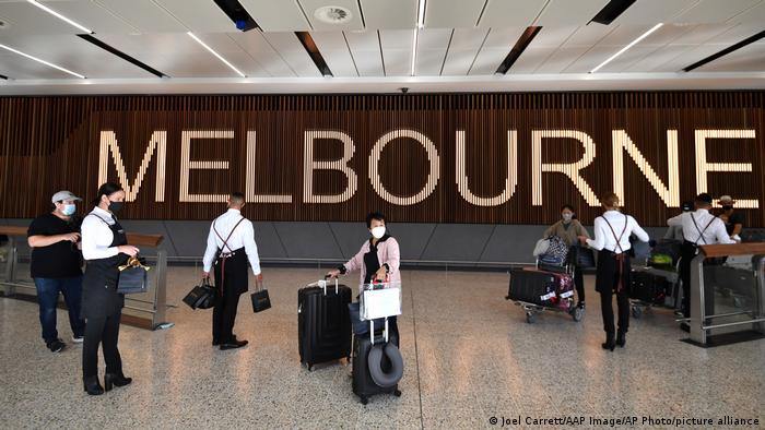 亞太地區各國已經陸續放寬旅遊和防疫限制，圖為澳洲墨爾本國際機場的國際旅客（資料照）