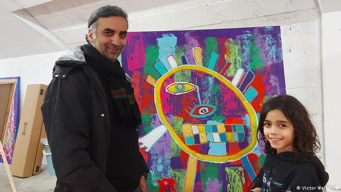 Отец Керем Акар с сыном Микаилом на фоне новой картины