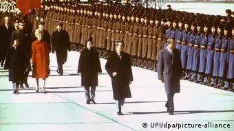 美越缔约，是否和美中在70年代联手对抗苏联有相似之处？图为尼克松与周恩来1972年2月在北京检阅仪仗队