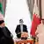 ابراهیم رئیسی (چپ)، رئیس جمهوری ایاران در دیدار با شیخ تمیم بن حمد آل ثانی امیر قطر 