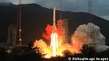 Bildnummer: 54502406 Datum: 01.10.2010 Copyright: imago/Xinhua (101001) -- XICHANG, Oct. 1, 2010 (Xinhua) -- Long March 3C rocket carrying China s second unmanned lunar probe, Chang e II, lifts off from the launch pad at the Xichang Satellite Launch Center in southwest China s Sichuan Province, at 18:59:57 (Beijing time) on Oct. 1, 2010. (Xinhua/Li Gang) (wyo) CHINA-CHANG E II-XICHANG (CN) PUBLICATIONxNOTxINxCHN Gesellschaft wissenschaft Mondmission Weltraumprogramm Rakete Start Raketenstart kbdig xsp 2010 quer o0 Raumfahrt, Totale
Bildnummer 54502406 Date 01 10 2010 Copyright Imago XINHUA Xichang OCT 1 2010 XINHUA Long March 3c Rocket carrying China S Second Unmanned Lunar Sample Chang e II Lifts off from The Launch Pad AT The Xichang Satellite Launch Center in Southwest China S Sichuan Province AT 18 59 57 Beijing Time ON OCT 1 2010 XINHUA left Monitoring China Chang e II Xichang CN PUBLICATIONxNOTxINxCHN Society Science Moon mission Rocket Start Missile launch Kbdig xsp 2010 horizontal o0 Space long shot 