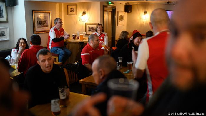 Como aquí en Gales, los pubs vuelven a llenarse en toda Gran Bretaña.