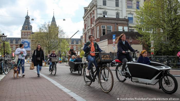 Fahrradfahrer in Amsterdam und Fußgänger