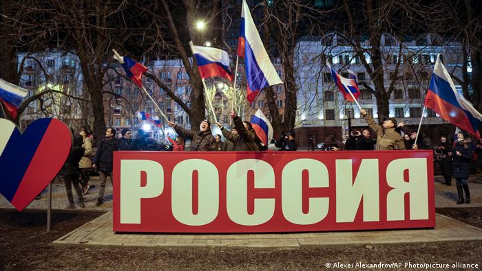 Кадри от центъра на Донецк след признаването на републиките за независими