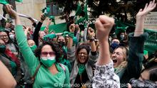 Mujeres en Colombia celebran la despenalización del aborto. 