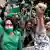 Em Bogotá, ativistas vestidas de verde comemoram decisão da justiça colombiana de descriminalizar o aborto