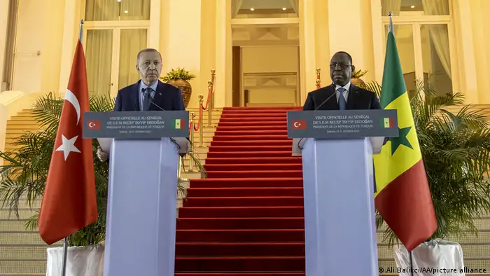 الرئيس التركي رجب طيب أردوغان في مؤتمر صحفي مشترك مع الرئيس السنغالي ماكي سال في دكار 21.02.2022