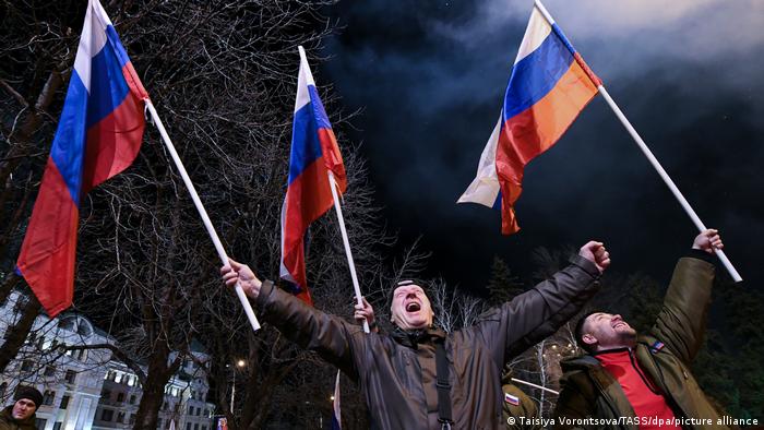 Жителите го слават признавањето на Доњецката „Народна Република“ од страна на Русија