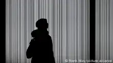 Silhouette einer Frau mit Kopftuch, aufgenommen am 10.01.2020 in Hannover. Foto: Frank May/picture alliance