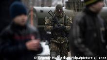ARCHIV - Ein ukrainischer Soldat patrouilliert am 04.02.2017 an einem Stützpunkt für humanitäre Hilfe in Awdijiwka in der Ostukraine. Im Kriegsgebiet Donbass waren bei Gefechten gegen prorussische Separatisten erneut ukrainische Soldaten getötet oder verletzt worden. (zu dpa Ukraine vs. «Kleinrussland»: Woran der Frieden im Donbass scheitert vom 24.07.2017) Foto: Evgeniy Maloletka/AP/dpa +++ dpa-Bildfunk +++
