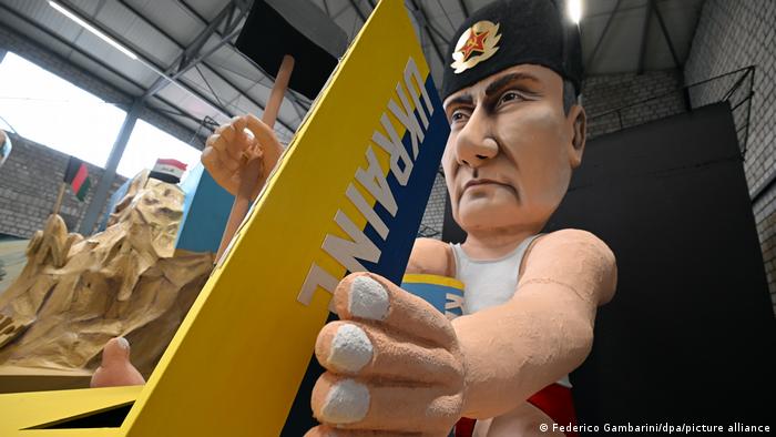 Car alegoric din carnavalul kölnez, înfăţişându-l pe Putin ca arhitect al unei noi Uniuni Sovietice