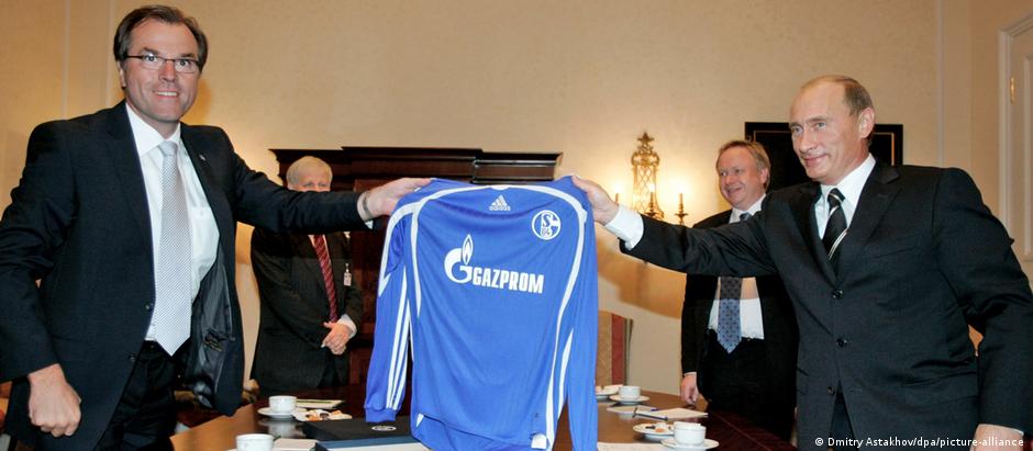 Tönnies e Putin comemoram parceira entre o Schalke 04 e a Gazprom, em 2006